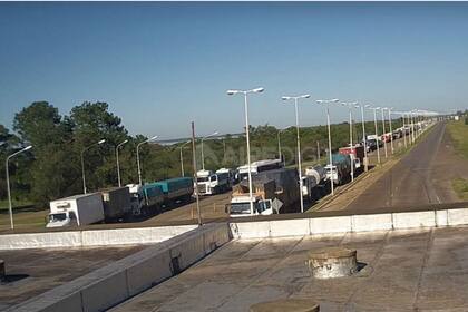 La protesta de los Transportistas Unidos de Argentina (Tuda), que se inició el viernes pasado, es en reclamo por aumentos tarifarios tanto en fletes de granos, de hacienda y generales