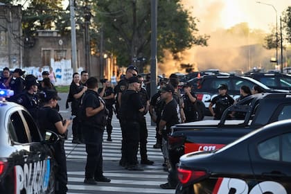La protesta de policías se desató la semana pasada por el suicidio de un efectivo