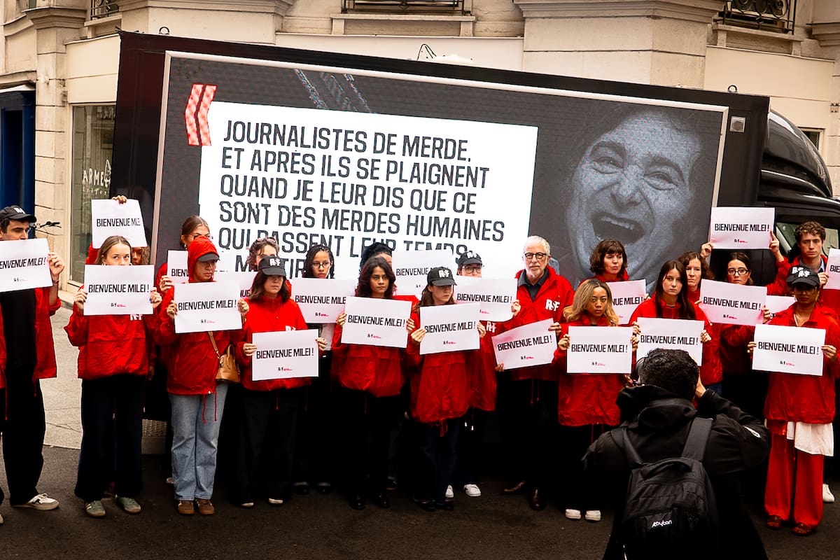 La protesta de Reporteros Sin Fronteras contra Milei en París