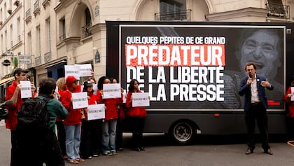 La protesta de Reporteros Sin Fronteras contra Milei en París