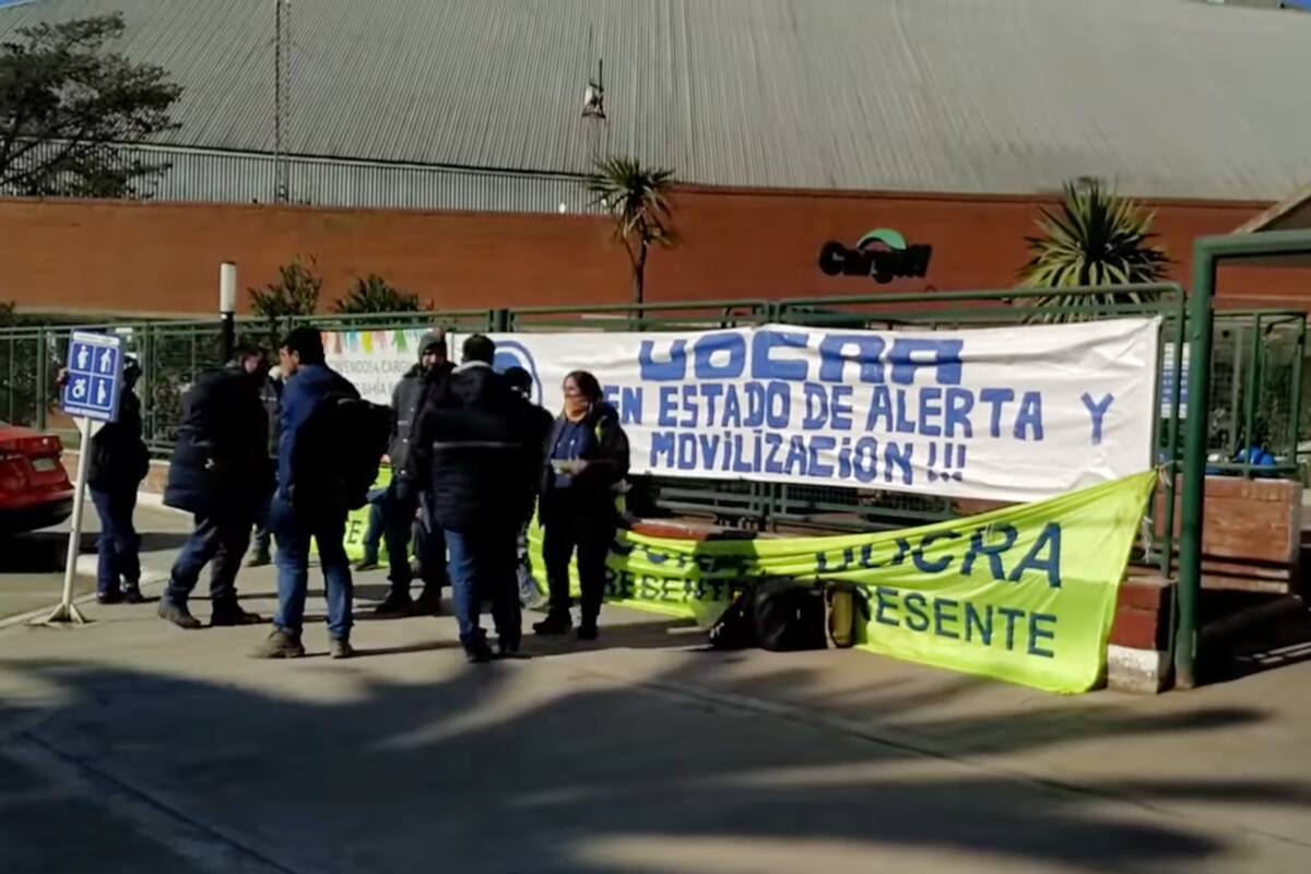 La protesta de trabajadores ligados a la Uocra en el puerto de Bahía Blanca