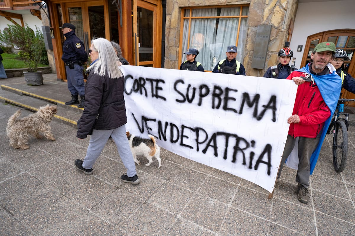 La protesta del jueves frente al hotel Le Village, en San Martín de los Andes, donde expusieron los jueces de la Corte Suprema
