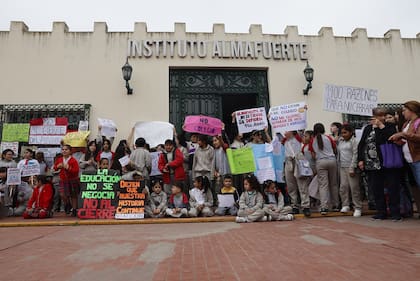 La protesta en el patio del establecimiento es parte de lo que definieron como “el último intento por salvar al colegio”