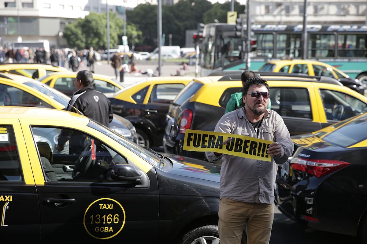 La protesta en la Avenida 9 de Julio llegó a reunir 8.000 taxis y a estar bloqueada durante 20 cuadras.
