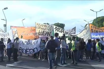 La protesta es por el despido de 40 trabajadores tercerizados de Aerolíneas.