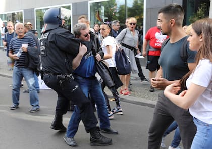 Un detenido durante la marcha contra la "tiranía médica"