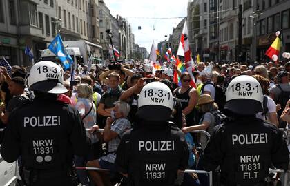 En Berlín, los manifestantes fueron contenidos por la policía