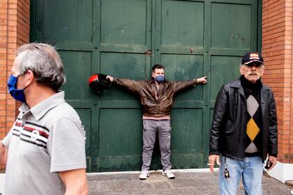 Un hombre se interpone en una puerta de la residencia de Olivos mientras se desarrolla la protesta policial
