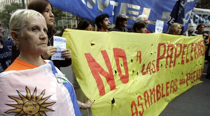 La protesta por las papeleras congregó esta vez a distintas nacionalidades