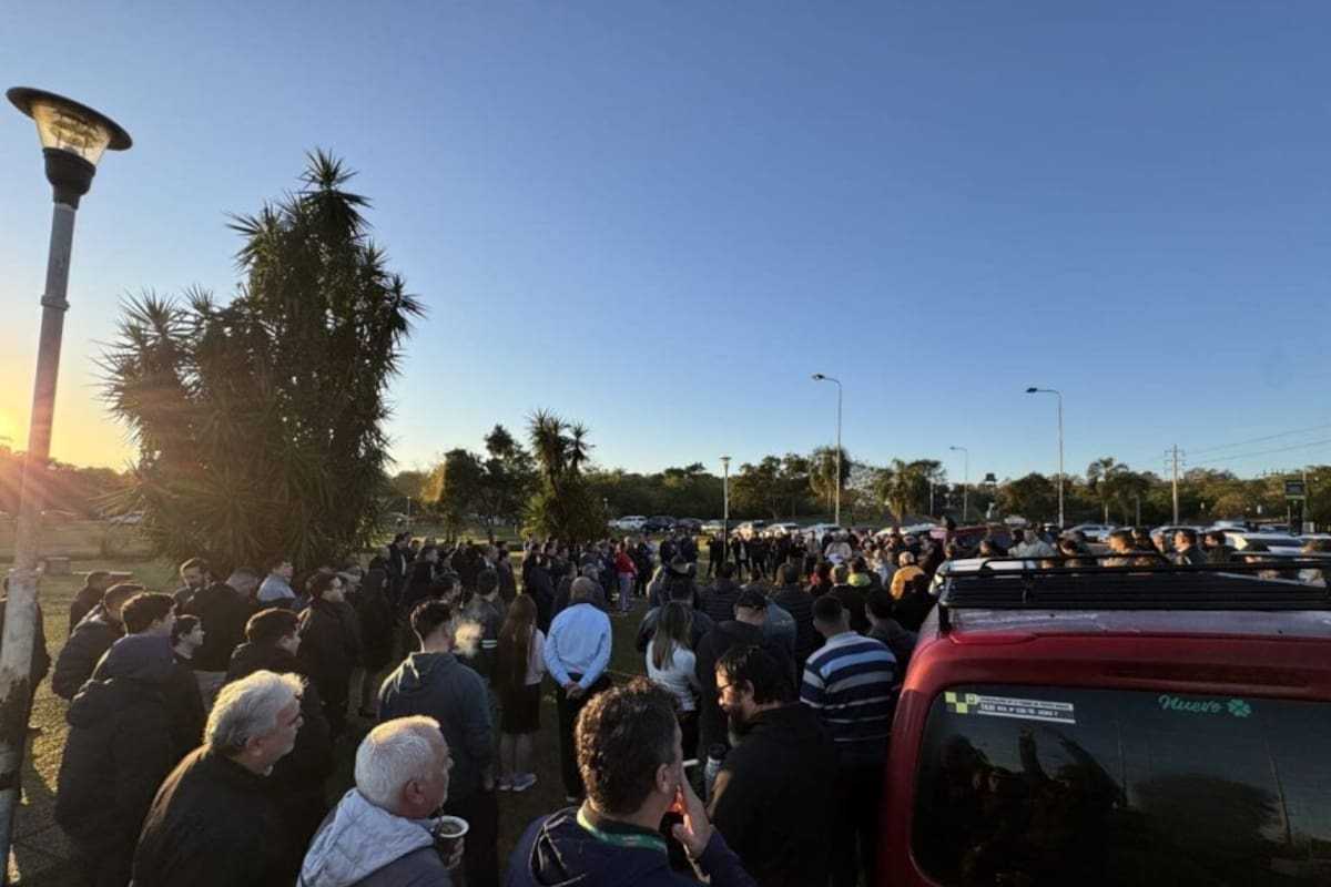 La protesta se da justo antes del inicio de las vacaciones de invierno; "Necesitamos trabajar, venimos de meses muy malos", explican en Iguazú
