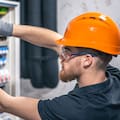 Las empresas de IA están contratando a miles de electricistas y carpinteros