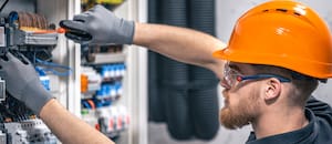 Las empresas de IA están contratando a miles de electricistas y carpinteros
