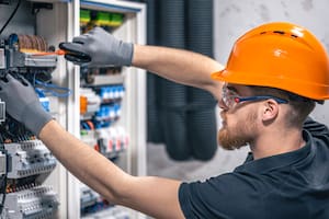 Las empresas de IA están contratando a miles de electricistas y carpinteros