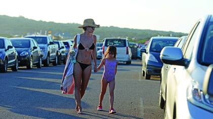 La proximidad de la casa a la playa le permitía a María –que acaba de lanzar su primer perfume, Mon Âme– bajar a la arena con lo mínimo indispensable. En la foto se la ve con Myla, la menor de sus tres hijos.