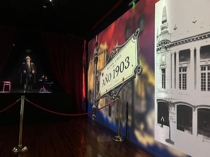 La proyección, con un mapping animado, revive los momentos dorados del teatro, mientras la voz y la figura del cantautor guían al visitante en una sala inmersiva que recrea la mística de las antiguas bambalinas