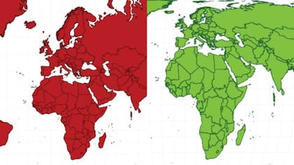La proyección de Mercator (en rojo a la izquierda) muestra a Europa más grande con respecto a África de lo que en realidad es (en verde, la proyección Equal Earth).