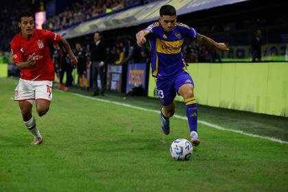 La proyección ofensiva de Lautaro Blanco mientras lo persigue Tiago Palacios; los centros del lateral izquierdo, una de las fórmulas de ataque del Boca de Gago