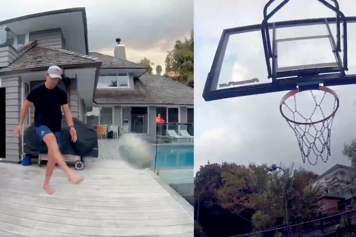 La prueba de Beauden Barrett: embocar una pelota de rugby en un aro de básquetbol