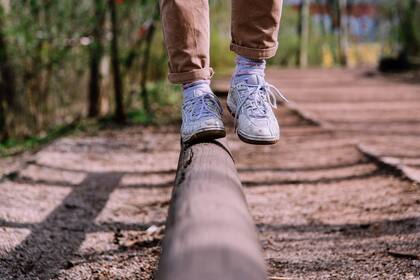 La prueba para mayores de 50 que te permite descubrir la relación entre tu equilibrio y el envejecimiento (Foto: Pixabay)