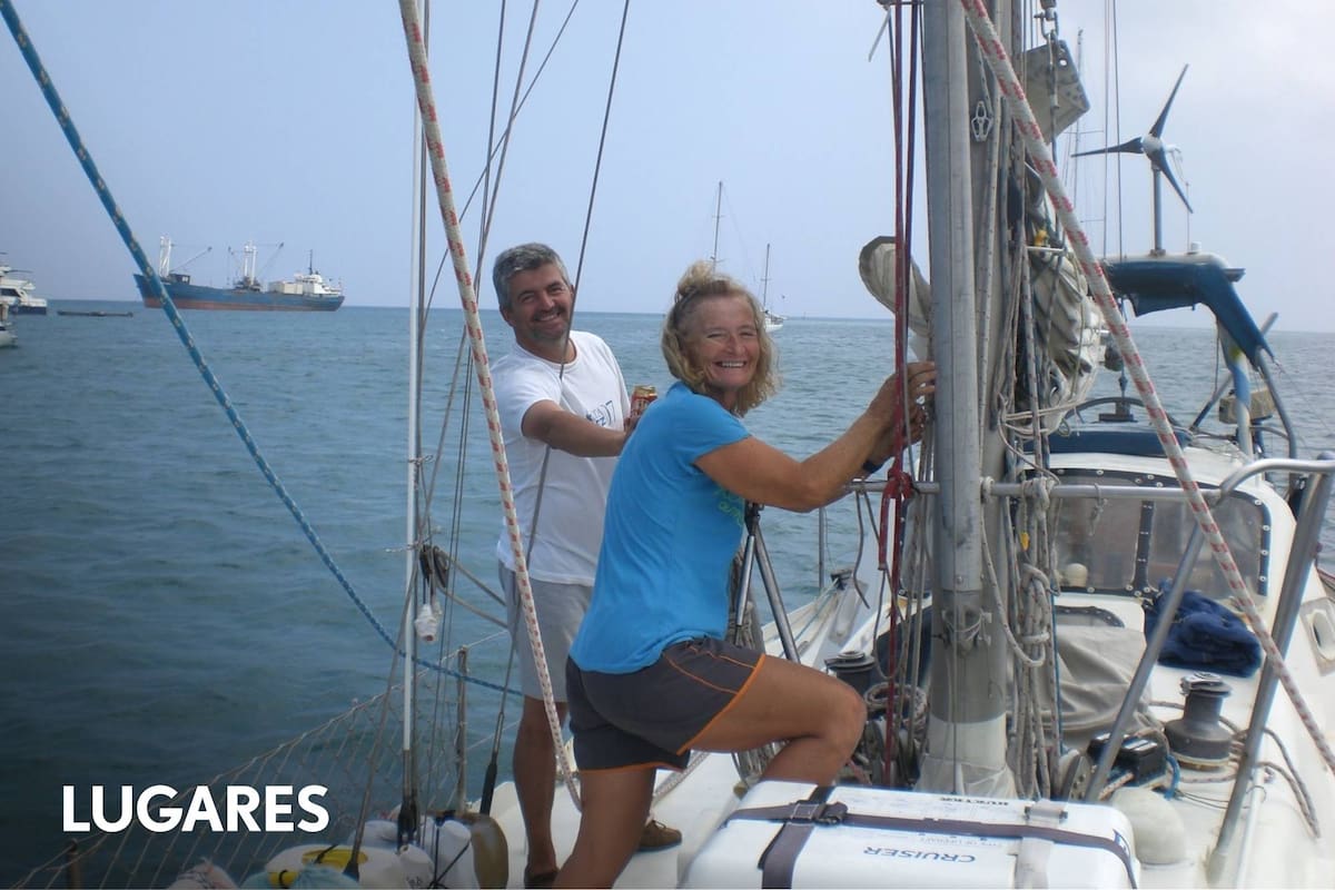La psicoanalista Marisa Bianco a bordo de su velero: completó en solitario y acompañada una circunnavegación de cinco años