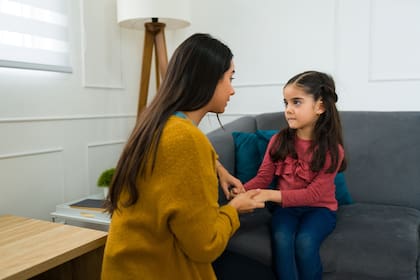 La psicóloga comenta que, sobre todo los adolescentes y los jóvenes, miran lo que otros publican de sus vidas en redes sociales y creen que nunca lo van a tener