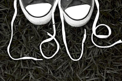 La psicología analizó las maneras en las que las personas se sacan los zapatos