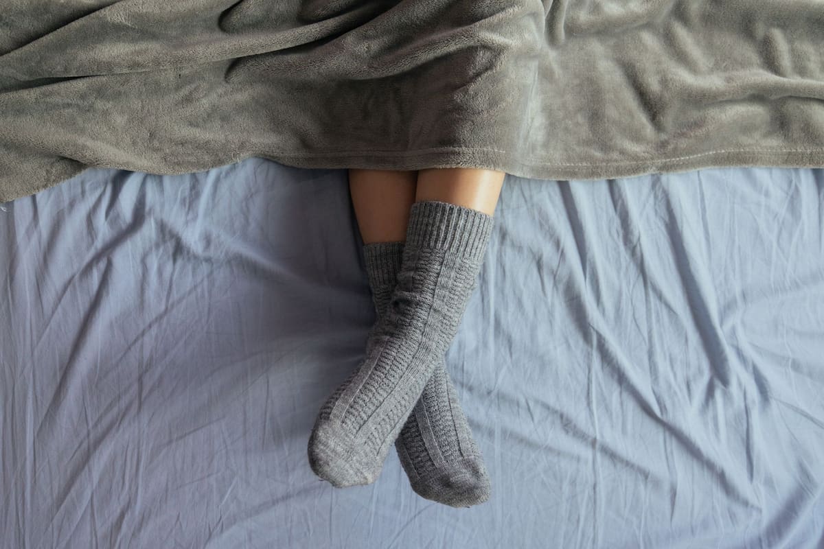 La psicología explica el significado de dormir con medias