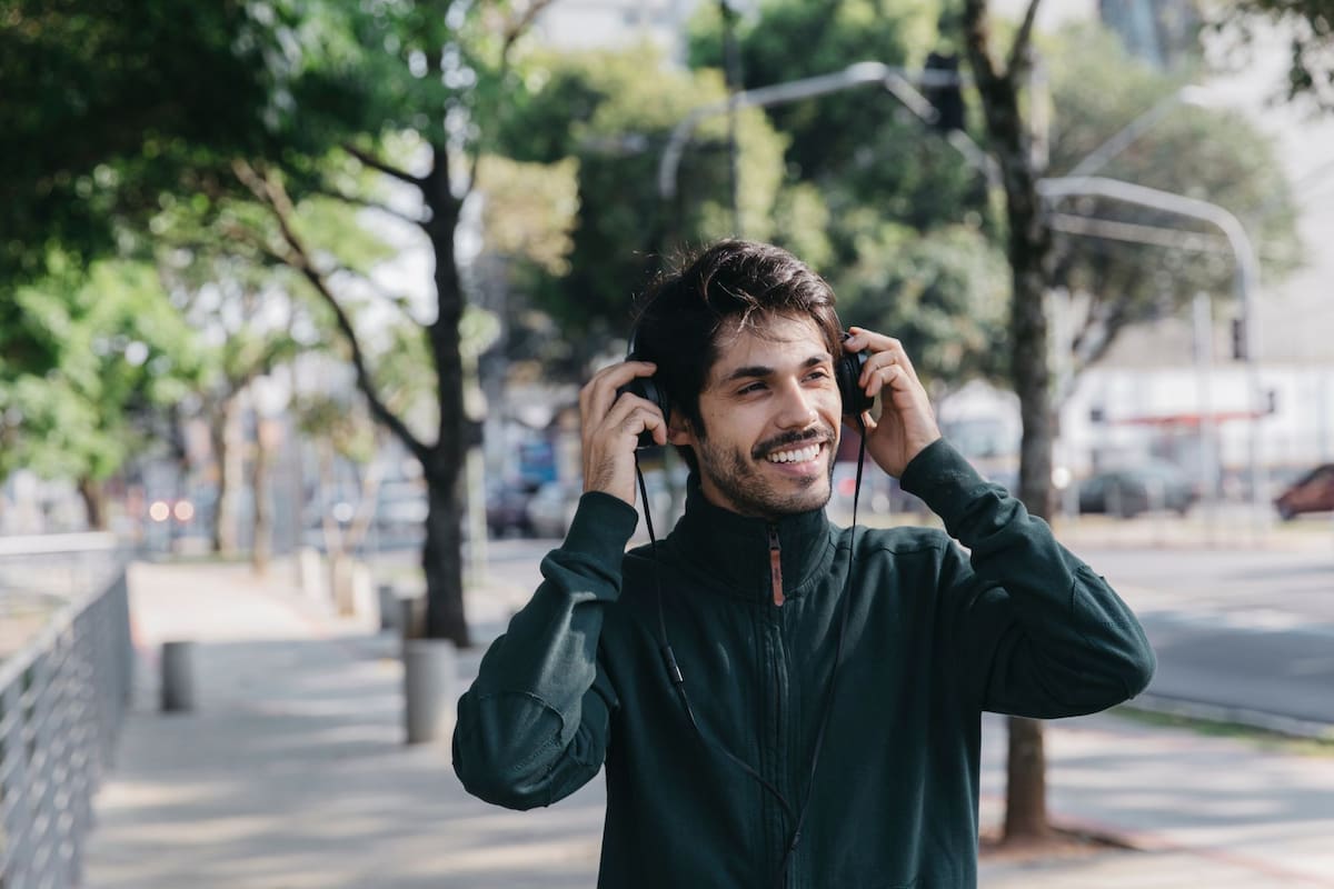 La psicología explica por qué escuchar siempre las mismas canciones puede aliviar la ansiedad (Foto: Freepik)