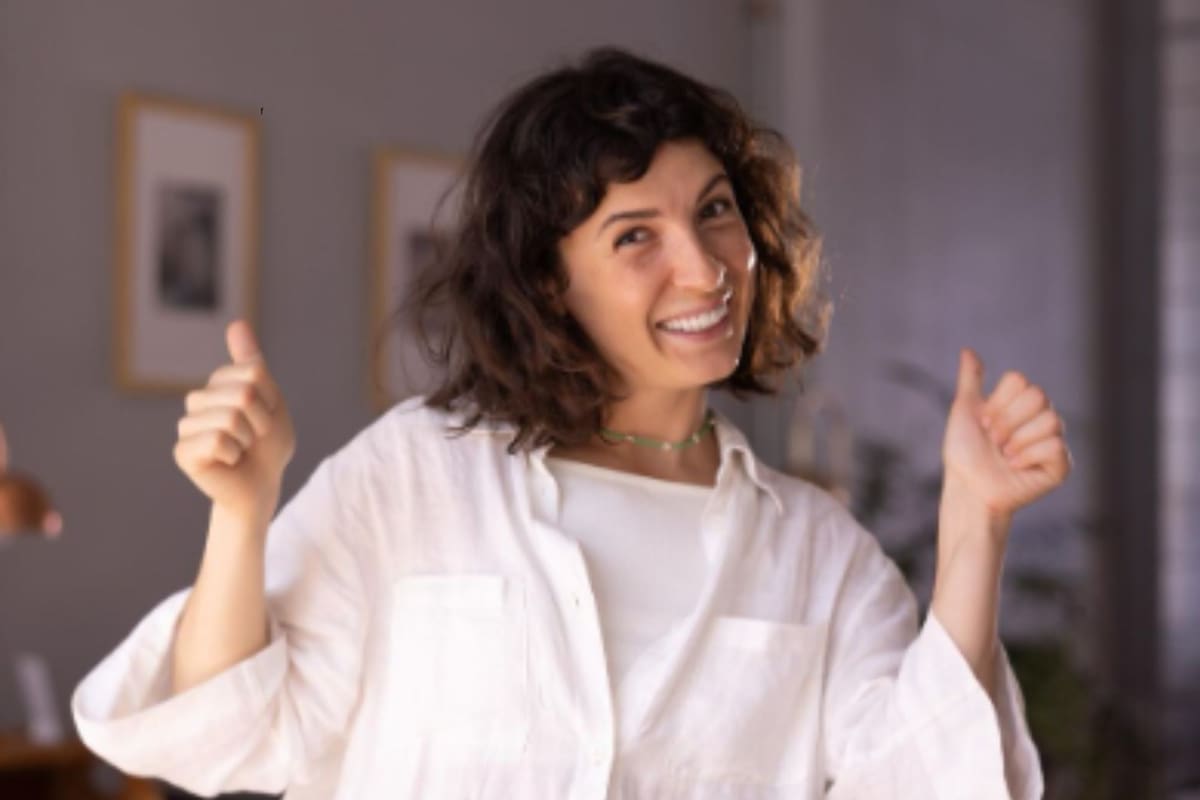 La psicología explica por qué muchas personas fingen estar bien emocionalmente