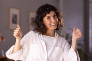 La psicología explica por qué muchas personas fingen estar bien emocionalmente