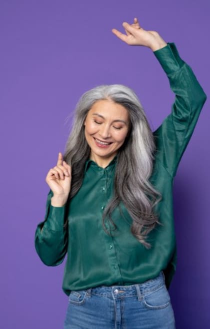 La psicología explica qué factores influyen en la decisión de mostrar las canas sin teñirlas (Foto: Freepik)