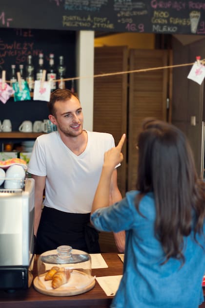 La psicología sostiene que saludar al entrar a un comercio es una forma de reconocer la presencia del otro (Foto: Freepik)