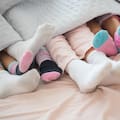 Qué dice la psicología sobre las personas que duermen con medias