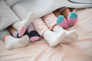 Qué dice la psicología sobre las personas que duermen con medias