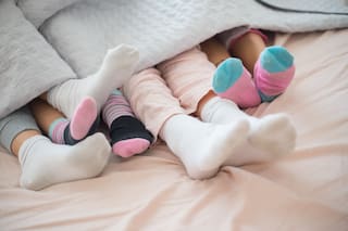 Qué dice la psicología sobre las personas que duermen con medias