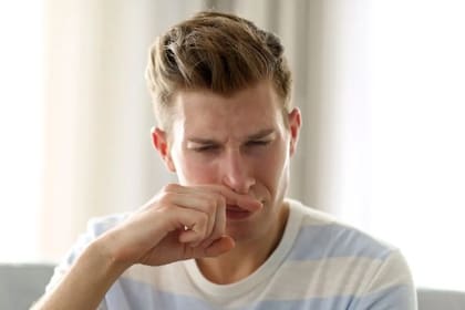 La psicología y la comunicación no verbal sugieren que este comportamiento podría estar ligado a diversos factores emocionales, fisiológicos y evolutivos