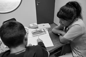 La psiquiatra Beatriz Cáceres junto a un niño en el servicio de salud mental del Hospital Pediátrico Notti, en Mendoza