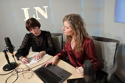 La psiquiatra Juana Poulisis (derecha) junto a la periodista María Ayuso, repasando las preguntas de la audiencia antes de comenzar con la entrevista