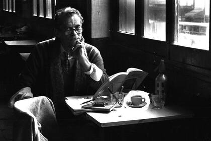 La publicación de Memoria romana, el mejor de sus libros póstumos, reúne escritos de épocas diversas, pero unidos por un mismo pulso poético y una inteligencia implacable