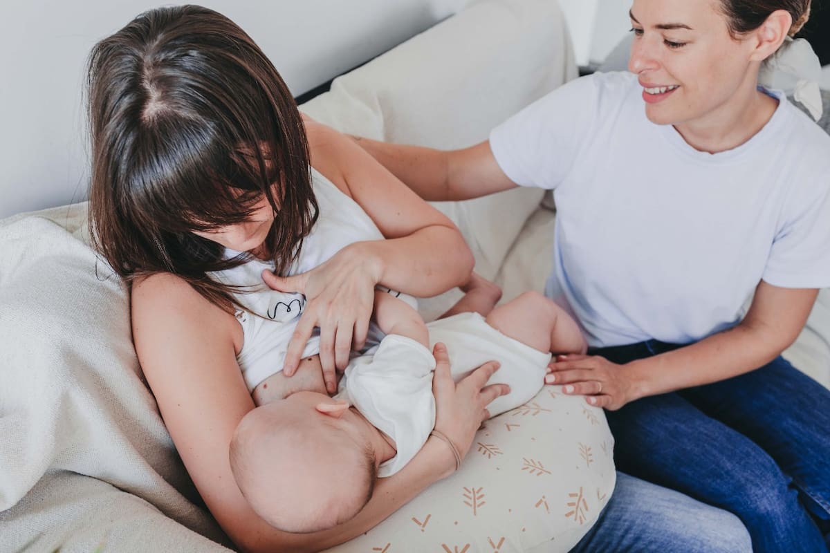 La puericultora Daniela Cimma acompaña a una mamá en la lactancia de su bebé.