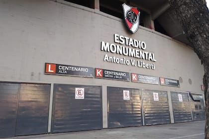 La Puerta 12 pasó a llamarse casi de inmediato Puerta L, duodécima letra del abecedario. Hoy es la M.