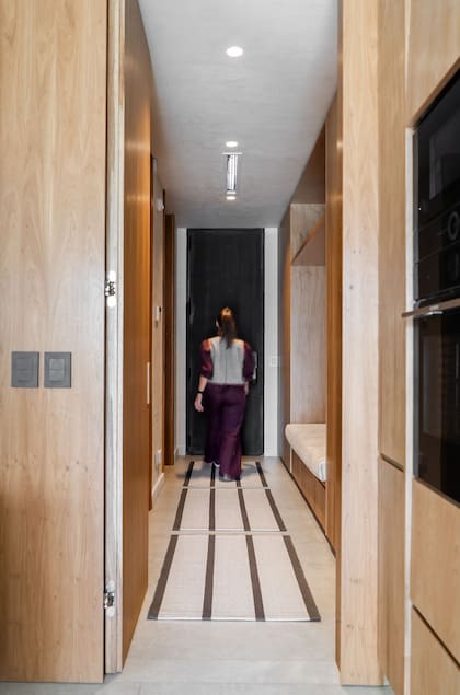 La puerta abierta revela el mudroom y muchos placares de guardado.