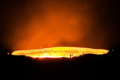 “La Puerta al Infierno” funciona un imán para el turismo en Turkmenistán
