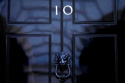 La puerta con el número 10 de Downing Street, la residencia oficial del primer ministro británico, en Londres, el viernes 8 de julio de 2022. (AP Foto/Frank Augstein)