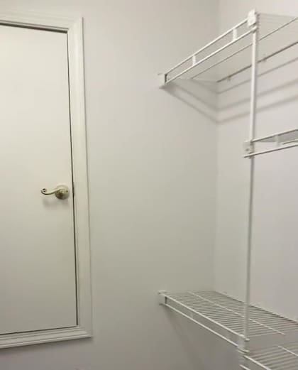 La puerta da a una espeluznante habitación secreta
