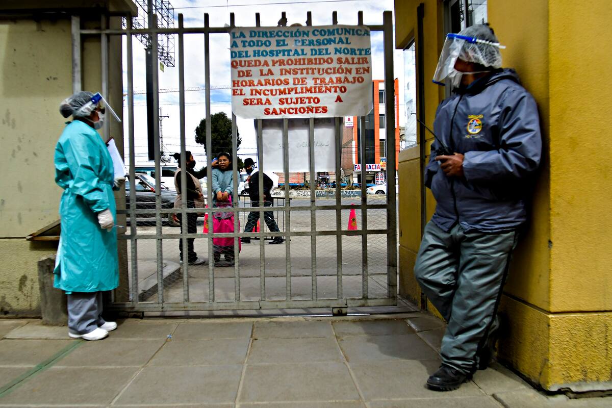 La puerta de acceso a un hospital en Bolivia