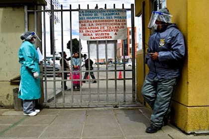 La puerta de acceso a un hospital en Bolivia