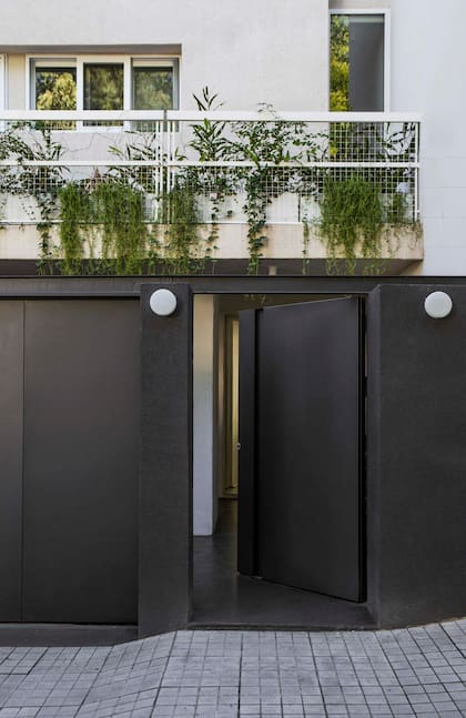 La puerta de acceso ciega se abre a un mundo lleno de luz.