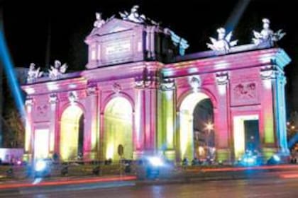 La Puerta de Alcalá, uno de los símbolos de Madrid, durante las pruebas de iluminación para la boda de Felipe y Letizia