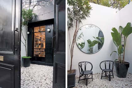 La puerta de demolición con arco de medio punto marca el tono (en color y estilo) desde la entrada. Ponerla permitió que el jardín delantero se convirtiera en un patio realmente propio, porque de otro modo se imponían las persianas bajas.